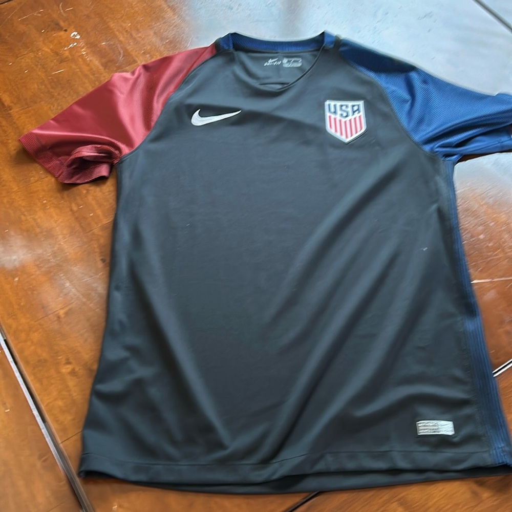 men’s soccerr shirt M size Nike